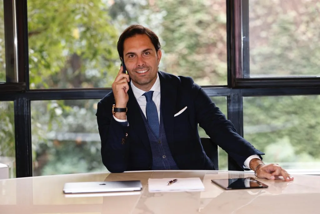 Giordano Falloni al tavolo di lavoro